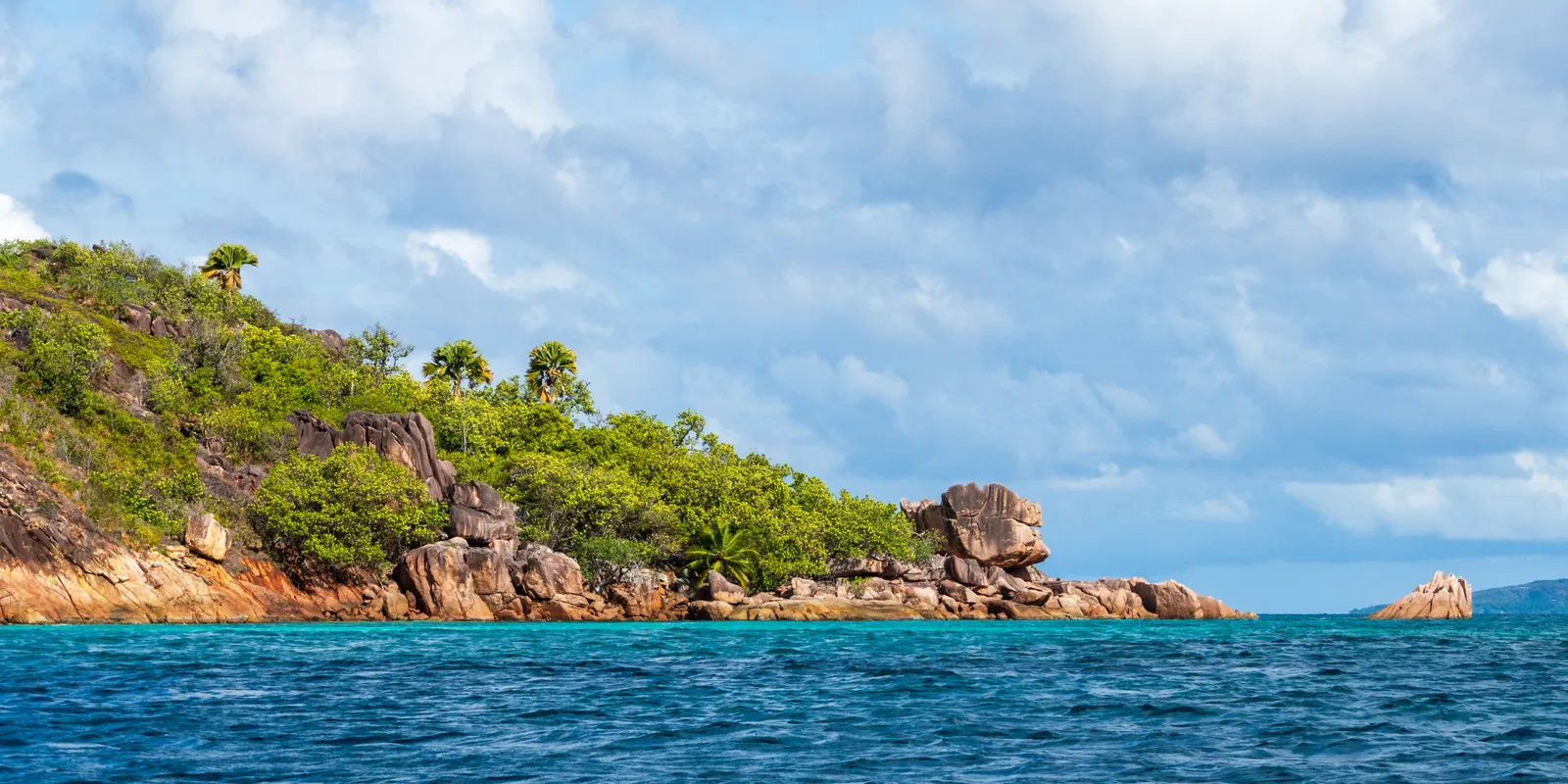 Blocs de granite érodés sur le littoral de l’île Curieuse, aux Seychelles